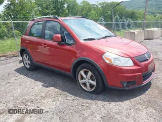 2009 Suzuki SX4 Touring AWD z VIN JS2YB417495101631, wystawiony jako IAAI lot #42388615 z przebiegiem 102 261 mil mil oraz . Historia ofert i sprzedaży dostępna na DreamBid. Obrazek 1.