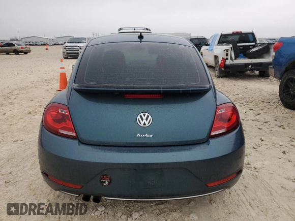 2018 Volkswagen Beetle S z VIN 3VWFD7AT5JM704416, wystawiony jako Copart lot #45387895 z przebiegiem 51 601 mil mil oraz Czysty tytuł • Clean title. Historia ofert i sprzedaży dostępna na DreamBid. Obrazek 6.
