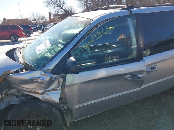 2001 Chrysler Town & Country with VIN 2C8GP44301R304800, listed as a IAAI auction lot 41433836 with Not Provided miles and . Bid and sale history available at DreamBid. Image 15.