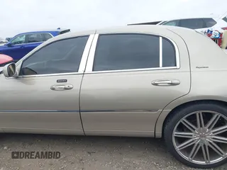 2003 Lincoln Town Car Signature z VIN 1LNHM82W73Y645995, wystawiony jako IAAI lot #41958634 z przebiegiem 172 960 mil mil oraz . Historia ofert i sprzedaży dostępna na DreamBid. Obrazek 14.