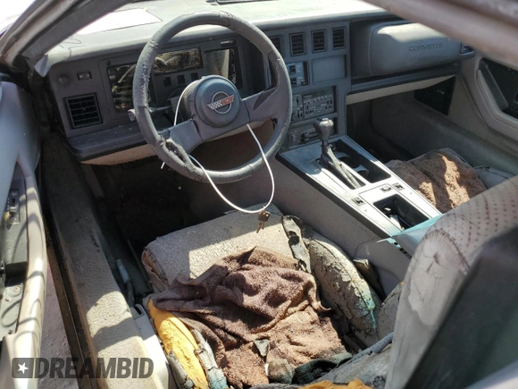 1988 Chevrolet Corvette z VIN 1G1YY2182J5119855, wystawiony jako Copart lot #73824664 z przebiegiem Nie podano mil oraz Szkoda całkowita • Salvage title. Historia ofert i sprzedaży dostępna na DreamBid. Obrazek 8.