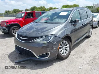 2017 Chrysler Pacifica Touring L z VIN 2C4RC1BG9HR613024, wystawiony jako IAAI lot #42112148 z przebiegiem 125 898 mil mil oraz . Historia ofert i sprzedaży dostępna na DreamBid. Obrazek 6.