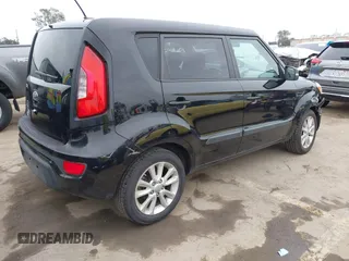 2013 Kia Soul + z VIN KNDJT2A66D7569863, wystawiony jako IAAI lot #42107481 z przebiegiem 101 780 mil mil oraz . Historia ofert i sprzedaży dostępna na DreamBid. Obrazek 4.