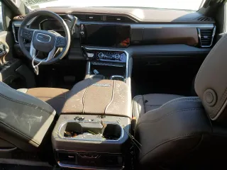 2024 GMC Sierra 2500HD Denali z VIN 1GT49REY5RF381137, wystawiony jako Copart lot #47956675 z przebiegiem 3 299 mil mil oraz Szkoda całkowita • Salvage title. Historia ofert i sprzedaży dostępna na DreamBid. Obrazek 8.