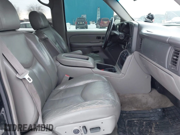 2005 Chevrolet Suburban Z71 with VIN 3GNFK16ZX5G284585, listed as a IAAI auction lot 41588062 with 212,848 mi miles. Bid and sale history available at carsss.com. Image 5.