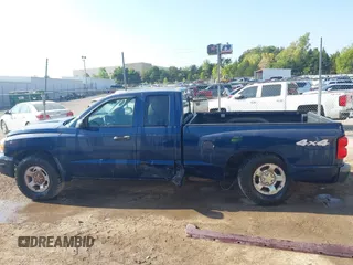 2005 Dodge Dakota z VIN 1D7HW22N05S254041, wystawiony jako IAAI lot #40369728 z przebiegiem 152 520 mil mil oraz . Historia ofert i sprzedaży dostępna na DreamBid. Obrazek 14.