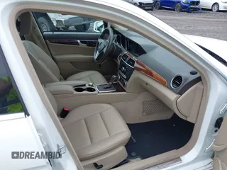 2014 Mercedes-Benz C 300 Sport z VIN WDDGF8AB4ER324282, wystawiony jako IAAI lot #42241383 z przebiegiem 91 912 mil mil oraz . Historia ofert i sprzedaży dostępna na DreamBid. Obrazek 5.