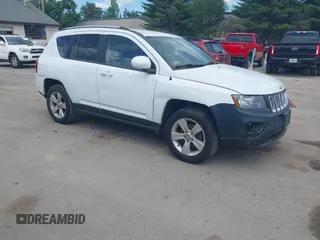 2016 Jeep Compass Latitude z VIN 1C4NJDEB6GD596061, wystawiony jako IAAI lot #42623673 z przebiegiem 180 777 mil mil oraz . Historia ofert i sprzedaży dostępna na DreamBid. Obrazek 1.