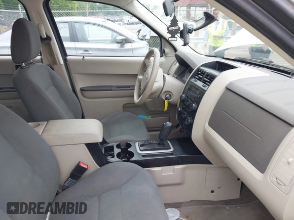 2008 Ford Escape XLS z VIN 1FMCU02Z68KE51829, wystawiony jako IAAI lot #42093869 z przebiegiem 205 151 mil mil oraz . Historia ofert i sprzedaży dostępna na DreamBid. Obrazek 5.