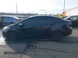 2013 Ford Fiesta S z VIN 3FADP4AJ7DM178265, wystawiony jako IAAI lot #41610346 z przebiegiem 115 963 mil mil oraz . Historia ofert i sprzedaży dostępna na DreamBid. Obrazek 14.