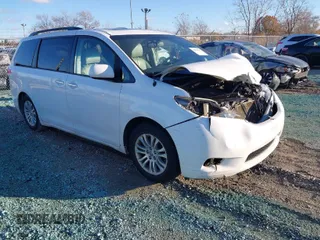 2013 Toyota Sienna XLE AAS with VIN 5TDYK3DC4DS305068, listed as a IAAI auction lot 40909667 with 227,746 mi miles. Bid and sale history available at carsss.com. Image 1.