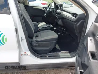 2020 Ford Escape SE z VIN 1FMCU0G68LUB44710, wystawiony jako IAAI lot #42545274 z przebiegiem Nie podano mil oraz . Historia ofert i sprzedaży dostępna na DreamBid. Obrazek 5.