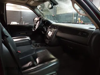 2010 Chevrolet Suburban LT z VIN 1GNUKJE32AR106197, wystawiony jako IAAI lot #42378134 z przebiegiem 106 479 mil mil oraz . Historia ofert i sprzedaży dostępna na DreamBid. Obrazek 5.