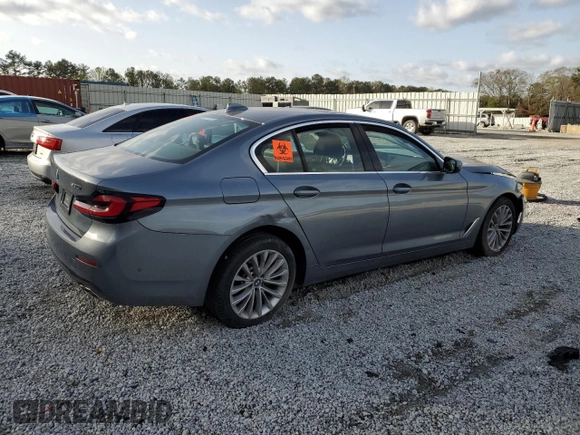 2021 BMW 5 Series 530i z VIN WBA53BH08MCF44747, wystawiony jako Copart lot #49928735 z przebiegiem Nie podano mil oraz Czysty tytuł • Clean title. Historia ofert i sprzedaży dostępna na DreamBid. Obrazek 3.