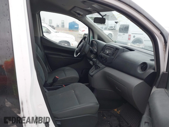 2015 Nissan NV200 S z VIN 3N6CM0KN6FK714403, wystawiony jako IAAI lot #41705950 z przebiegiem 84 384 mil mil oraz . Historia ofert i sprzedaży dostępna na DreamBid. Obrazek 5.