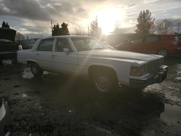 1988 Cadillac Brougham z VIN 1G6DW51Y1JR761749, wystawiony jako Copart lot #80371494 z przebiegiem 1271 mil mil oraz Tytuł czysty. Historia ofert i sprzedaży dostępna na DreamBid. Obrazek 4.