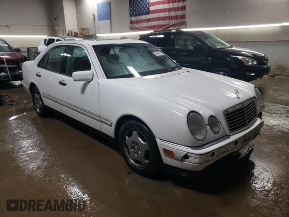 1997 Mercedes-Benz E-Class with VIN WDBJF72F6VA263199, listed as a Copart auction lot 43445715 with 121,444 mi miles and Salvage Title. Bid and sale history available at carsss.com. Image 4.