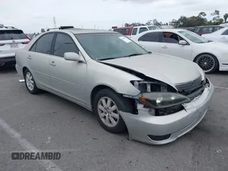 2002 Toyota Camry XLE z VIN 4T1BF30K32U533719, wystawiony jako IAAI lot #42204217 z przebiegiem 126 353 mil mil oraz . Historia ofert i sprzedaży dostępna na DreamBid. Obrazek 1.