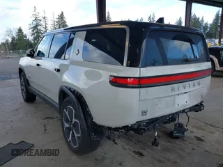 2024 Rivian R1S Adventure z VIN 7PDSGBBA4RN044260, wystawiony jako IAAI lot #41712342 z przebiegiem 7521 mil mil oraz . Historia ofert i sprzedaży dostępna na DreamBid. Obrazek 3.