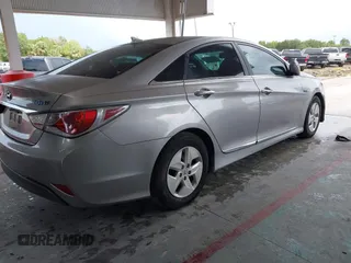 2012 Hyundai Sonata Hybrid z VIN KMHEC4A47CA060132, wystawiony jako IAAI lot #42391529 z przebiegiem 111 293 mil mil oraz . Historia ofert i sprzedaży dostępna na DreamBid. Obrazek 4.