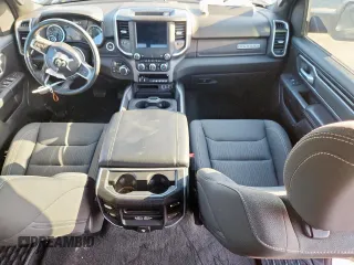 2020 Ram 1500 Big Horn z VIN 1C6SRFFT7LN162323, wystawiony jako Copart lot #60523115 z przebiegiem 25 268 mil mil oraz Szkoda całkowita • Salvage title. Historia ofert i sprzedaży dostępna na DreamBid. Obrazek 8.