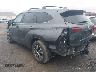 2023 Toyota Highlander Hybrid XLE z VIN 5TDKBRCH6PS564803, wystawiony jako IAAI lot #42198315 z przebiegiem 44 592 mil mil oraz . Historia ofert i sprzedaży dostępna na DreamBid. Obrazek 3.