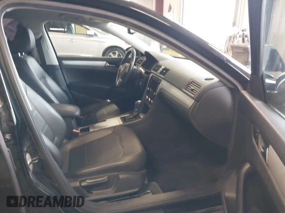 2012 Volkswagen Passat SE z VIN 1VWBH7A39CC085441, wystawiony jako IAAI lot #41866679 z przebiegiem 110 950 mil mil oraz . Historia ofert i sprzedaży dostępna na DreamBid. Obrazek 5.