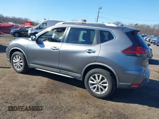 2018 Nissan Rogue SV z VIN KNMAT2MV5JP500550, wystawiony jako IAAI lot #41705570 z przebiegiem 93 495 mil mil oraz . Historia ofert i sprzedaży dostępna na DreamBid. Obrazek 3.