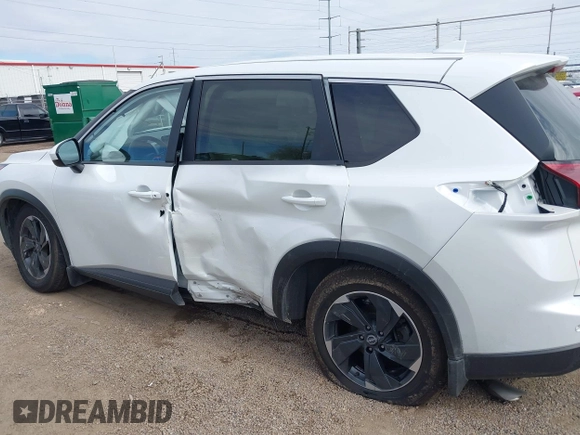2024 Nissan Rogue SV z VIN JN8BT3BA3RW359753, wystawiony jako IAAI lot #41414024 z przebiegiem 5 038 mil mil oraz . Historia ofert i sprzedaży dostępna na DreamBid. Obrazek 15.