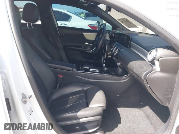 2020 Mercedes-Benz A 220 z VIN WDD3G4EB4LW038378, wystawiony jako IAAI lot #42042782 z przebiegiem 72 198 mil mil oraz . Historia ofert i sprzedaży dostępna na DreamBid. Obrazek 5.