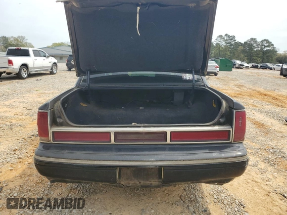 1997 Lincoln Town Car Executive z VIN 1LNLM81W6VY675388, wystawiony jako Copart lot #50345165 z przebiegiem 164 206 mil mil oraz Szkoda całkowita • Salvage title. Historia ofert i sprzedaży dostępna na DreamBid. Obrazek 6.