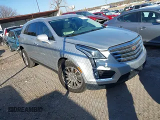 2019 Cadillac XT5 Luxury FWD z VIN 1GYKNCRSXKZ100695, wystawiony jako IAAI lot #41108502 z przebiegiem 94 617 mil mil oraz . Historia ofert i sprzedaży dostępna na DreamBid. Obrazek 1.