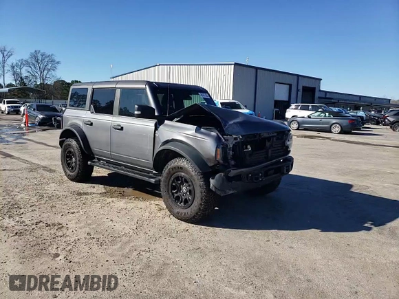 2023 Ford Bronco z VIN 1FMEE5DP0PLB62405, wystawiony jako Copart lot #48457335 z przebiegiem 56 998 mil mil oraz Szkoda całkowita • Salvage title. Historia ofert i sprzedaży dostępna na DreamBid. Obrazek 14.