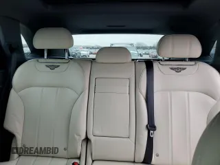 2019 Bentley Bentayga V8 z VIN SJAAM2ZV5KC024865, wystawiony jako Copart lot #42869533 z przebiegiem 23 687 mil mil oraz . Historia ofert i sprzedaży dostępna na DreamBid. Obrazek 10.