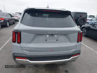 2025 Kia Sorento S z VIN 5XYRL4JC1SG334274, wystawiony jako IAAI lot #41820190 z przebiegiem 8 336 mil mil oraz . Historia ofert i sprzedaży dostępna na DreamBid. Obrazek 16.