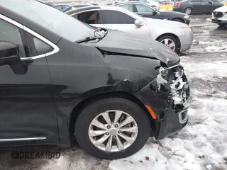 2019 Chrysler Pacifica Touring L with VIN 2C4RC1BG2KR715353, listed as a IAAI auction lot 41545730 with 38,500 mi miles and . Bid and sale history available at DreamBid. Image 18.