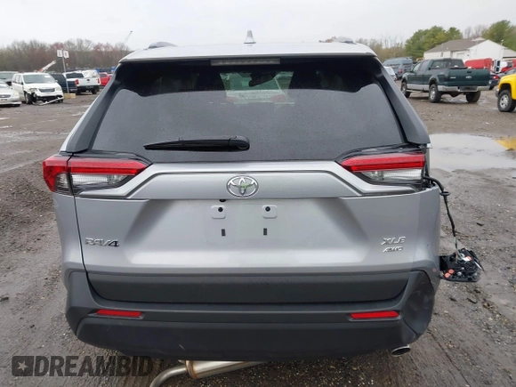 2025 Toyota RAV4 XLE Premium z VIN 2T3A1RFV6SC503413, wystawiony jako IAAI lot #41946001 z przebiegiem 831 mil mil oraz . Historia ofert i sprzedaży dostępna na DreamBid. Obrazek 16.