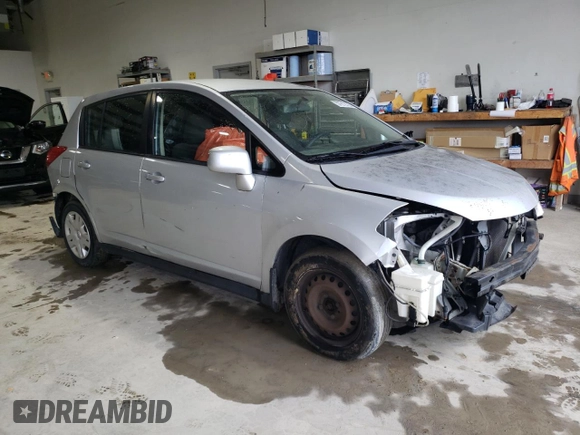 2010 Nissan Versa S z VIN 3N1BC1CP5AL376294, wystawiony jako Copart lot #57912125 z przebiegiem 199 491 mil mil oraz Szkoda całkowita • Salvage title. Historia ofert i sprzedaży dostępna na DreamBid. Obrazek 4.