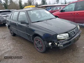 1997 Volkswagen Jetta z VIN 3VWRA81H2VM066641, wystawiony jako IAAI lot #41824550 z przebiegiem 255 075 mil mil oraz . Historia ofert i sprzedaży dostępna na DreamBid. Obrazek 1.