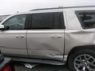 2015 GMC Yukon XL SLT with VIN 1GKS2HKC1FR120133, listed as a IAAI auction lot 39693190 with 211,652 mi miles. Bid and sale history available at carsss.com. Image 14.