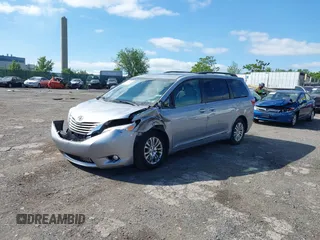 2017 Toyota Sienna XLE Auto Access Seat z VIN 5TDYZ3DC9HS819788, wystawiony jako IAAI lot #42296376 z przebiegiem 77 094 mil mil oraz . Historia ofert i sprzedaży dostępna na DreamBid. Obrazek 2.