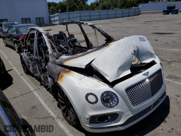 2017 Bentley Bentayga W12 z VIN SJAAC2ZV6HC015975, wystawiony jako Copart lot #58138354 z przebiegiem Nie podano mil oraz Nie do naprawy • Non repairable. Historia ofert i sprzedaży dostępna na DreamBid. Obrazek 4.