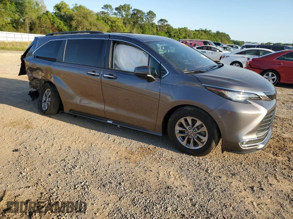 2022 Toyota Sienna XLE with VIN 5TDYRKEC6NS090587, listed as a Copart auction lot 51819805 with Not Provided miles and Salvage Title. Bid and sale history available at DreamBid. Image 4.