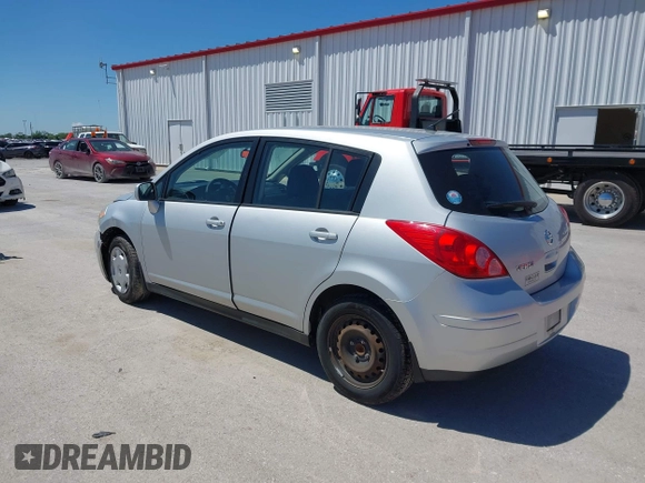 2008 Nissan Versa S z VIN 3N1BC13EX8L385937, wystawiony jako IAAI lot #42330289 z przebiegiem 131 178 mil mil oraz . Historia ofert i sprzedaży dostępna na DreamBid. Obrazek 3.