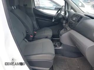 2015 Nissan NV200 SV with VIN 3N6CM0KN0FK728958, listed as a IAAI auction lot 41938350 with 192,240 mi miles. Bid and sale history available at carsss.com. Image 5.