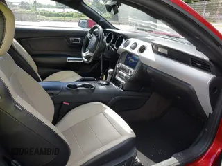 2017 Ford Mustang EcoBoost z VIN 1FA6P8TH7H5295141, wystawiony jako IAAI lot #42257611 z przebiegiem 66 490 mil mil oraz . Historia ofert i sprzedaży dostępna na DreamBid. Obrazek 5.