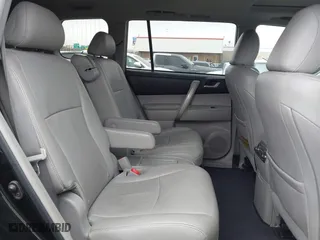 2011 Toyota Highlander with VIN 5TDZK3EHXBS032438, listed as a IAAI auction lot 41700739 with 210,295 mi miles. Bid and sale history available at carsss.com. Image 8.