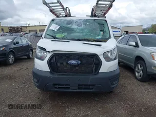 2021 Ford Transit Cargo z VIN 1FTYE1Y86MKA71783, wystawiony jako IAAI lot #42183454 z przebiegiem 53 405 mil mil oraz . Historia ofert i sprzedaży dostępna na DreamBid. Obrazek 12.