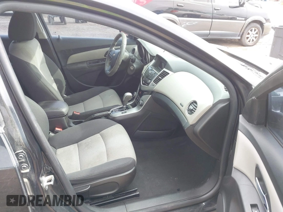 2015 Chevrolet Cruze LS z VIN 1G1PA5SH3F7174987, wystawiony jako IAAI lot #41836141 z przebiegiem 161 728 mil mil oraz . Historia ofert i sprzedaży dostępna na DreamBid. Obrazek 5.