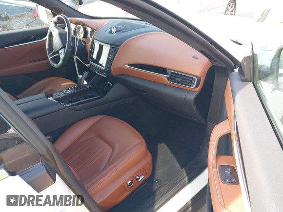 2023 Maserati Levante z VIN ZN661YUM6PX411566, wystawiony jako IAAI lot #41219590 z przebiegiem 24 613 mil mil oraz . Historia ofert i sprzedaży dostępna na DreamBid. Obrazek 5.